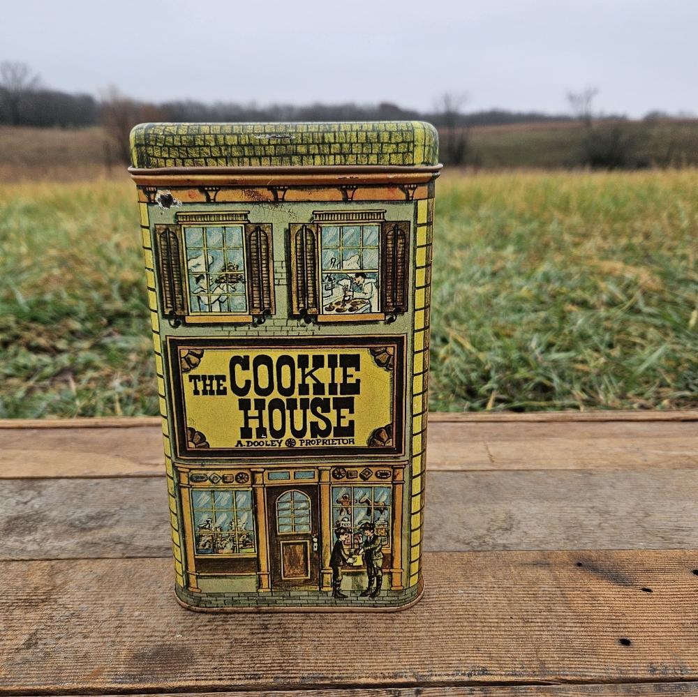 Cheinco The Cookie House Tin 1979 Victorian Style Shops People Yellow Green Red